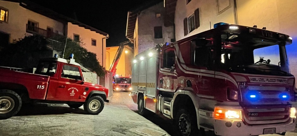 Fumo e fiamme dal tetto dell’abitazione: sul posto intervengono i vigili del fuoco